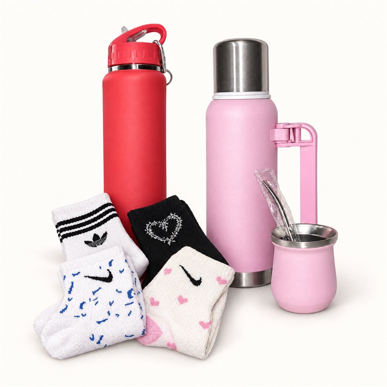 Botellas, mate y medias en una composición de accesorios diarios